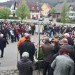 Vor der Kirche